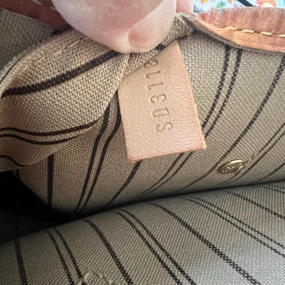 Louis Vuitton Neverfull MM - Picture 7 of 11